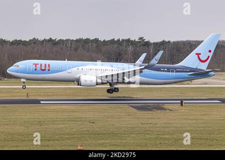 TUI Airlines Belgium Boeing 767-300ER-Flugzeuge, wie sie beim letzten Anflug, bei der Landung auf der Start- und Landebahn und beim Rollieren am Flughafen Eindhoven GESEHEN WERDEN, UM eine seltene niederländische Inlandsroute zu erreichen. Das Großraumflugzeug Boeing B767 kommt vom Flughafen Amsterdam Schiphol an und hat als Ziel einen Charterflug nach Bardufoss in Norwegen mit der Flugnummer OR9531. Das Düsenflugzeug hat die Registrierung OO-JNL und den Namen Sunshine. TUI fly die ehemalige Jetairfly, Arkefly, ist eine belgische Linien- und Charterfluggesellschaft, Tochtergesellschaft der TUI Group, dem deutschen multinationalen Reise- und Tourismusunternehmen, dem größten Freizeitunternehmen Stockfoto