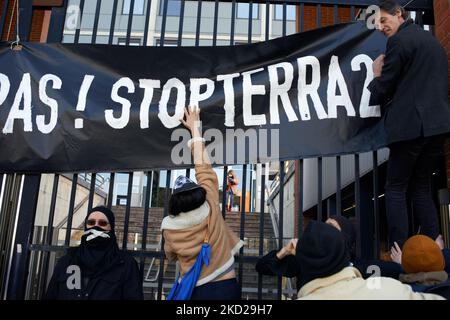 Aktivist legte ein Banner an die Tore des regionalrats von Ozitanien. Mehrere Dutzend Aktivisten von XR, ANV-COP21, ATTAC, Youth for Climate versammelten sich vor dem Regionalrat von Ozitanien, um gegen den Bau eines riesigen Lagerhauses namens Terra2 in der Nähe von Toulouse zu protestieren. Sie sind gegen dieses riesige Lagerhaus, das für Amazon oder Alibaba geplant ist, da es mehrere landwirtschaftliche Felder abdecken wird. Das Terra2 Wharehouse sollte 533 m lang, 125m breit und 14m hoch sein, es würde in den Top 10 der größten Lagerhäuser in Frankreich sein. Die Bauarbeiten hätten diesen Winter nicht als Stop beginnen sollen Stockfoto