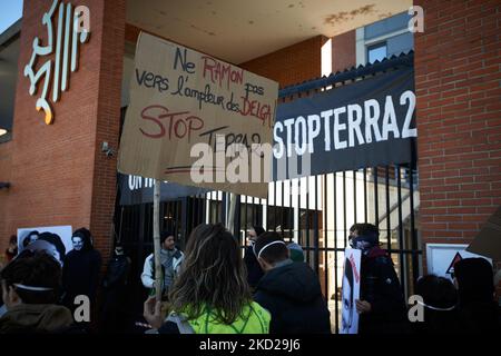 Mehrere Dutzend Aktivisten von XR, ANV-COP21, ATTAC, Youth for Climate versammelten sich vor dem Regionalrat von Ozitanien, um gegen den Bau eines riesigen Lagerhauses namens Terra2 in der Nähe von Toulouse zu protestieren. Sie sind gegen dieses riesige Lagerhaus, das für Amazon oder Alibaba geplant ist, da es mehrere landwirtschaftliche Felder abdecken wird. Das Terra2 Wharehouse sollte 533 m lang, 125m breit und 14m hoch sein, es würde in den Top 10 der größten Lagerhäuser in Frankreich sein. Die Bauarbeiten hätten in diesem Winter nicht beginnen sollen, da Stop Terra2 die Justiz gebeten hat, die Rechtmäßigkeit des Projekts und des zu beurteilen Stockfoto