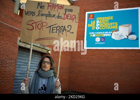 Mehrere Dutzend Aktivisten von XR, ANV-COP21, ATTAC, Youth for Climate versammelten sich vor dem Regionalrat von Ozitanien, um gegen den Bau eines riesigen Lagerhauses namens Terra2 in der Nähe von Toulouse zu protestieren. Sie sind gegen dieses riesige Lagerhaus, das für Amazon oder Alibaba geplant ist, da es mehrere landwirtschaftliche Felder abdecken wird. Das Terra2 Wharehouse sollte 533 m lang, 125m breit und 14m hoch sein, es würde in den Top 10 der größten Lagerhäuser in Frankreich sein. Die Bauarbeiten hätten in diesem Winter nicht beginnen sollen, da Stop Terra2 die Justiz gebeten hat, die Rechtmäßigkeit des Projekts und des zu beurteilen Stockfoto