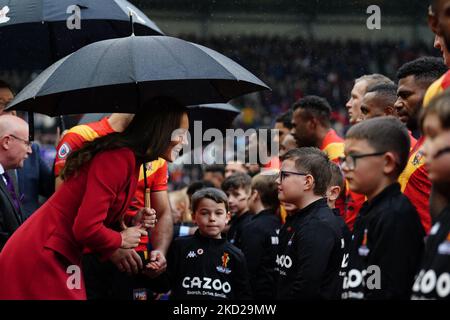 Die Prinzessin von Wales trifft die Maskottchen vor dem Viertelfinalspiel der Rugby League England gegen Papua-Neuguinea im DW-Stadion Wigan, ihrem ersten Spiel, das sie seit der Nachfolge des Duke of Sussex als Schirmherrin der Rugby Football League (RFL) besucht hat. Bilddatum: Samstag, 5. November 2022. Stockfoto