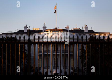 Die Südfassade des Weißen Hauses in Washington, D.C. ist bei Sonnenuntergang am 9. Februar 2022 hinter einem Zaun zu sehen (Foto: Bryan Olin Dozier/NurPhoto) Stockfoto