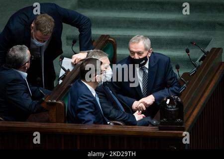 Henryk Kowalczyk, Mateusz Morawiecki und Piotr Glinski während der Sitzung des Sejm (Unterhauses) 48. in Warschau, Polen, am 8. Februar 2022 (Foto: Mateusz Wlodarczyk/NurPhoto) Stockfoto