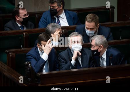 Henryk Kowalczyk, Mateusz Morawiecki und Piotr Glinski während der Sitzung des Sejm (Unterhauses) 48. in Warschau, Polen, am 8. Februar 2022 (Foto: Mateusz Wlodarczyk/NurPhoto) Stockfoto