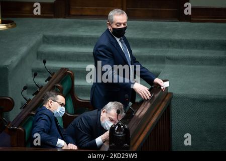 Henryk Kowalczyk, Mateusz Morawiecki und Piotr Glinski während der Sitzung des Sejm (Unterhauses) 48. in Warschau, Polen, am 8. Februar 2022 (Foto: Mateusz Wlodarczyk/NurPhoto) Stockfoto