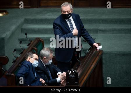 Henryk Kowalczyk, Mateusz Morawiecki und Piotr Glinski während der Sitzung des Sejm (Unterhauses) 48. in Warschau, Polen, am 8. Februar 2022 (Foto: Mateusz Wlodarczyk/NurPhoto) Stockfoto