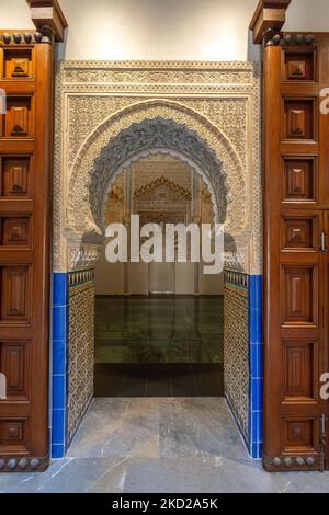 Granada, Spanien - 28. Oktober 2022: Das Innere der Madrasa von Granada Stockfoto