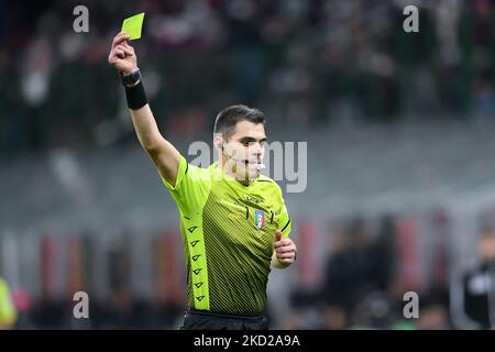 Schiedsrichter Simone Sozza zeigt beim italienischen Pokalspiel zwischen AC Mailand und SS Lazio am 9. Februar 2022 im Stadio Giuseppe Meazza, Mailand, Italien, eine gelbe Karte. (Foto von Giuseppe Maffia/NurPhoto) Stockfoto