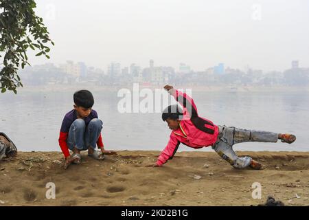 Kinder in Dhakas Slums spielen. Oft sind diese Kinder am 10. Februar 2022 in Dhaka, Bangladesch, häufig verkümmert und unterernährt und mit Wasser und Lebensmitteln kontaminiert. (Foto von Kazi Salahuddin Razu/NurPhoto) Stockfoto