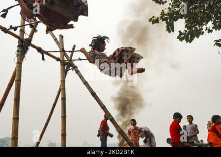 Kinder in Dhakas Slums spielen. Oft sind diese Kinder am 10. Februar 2022 in Dhaka, Bangladesch, häufig verkümmert und unterernährt und mit Wasser und Lebensmitteln kontaminiert. (Foto von Kazi Salahuddin Razu/NurPhoto) Stockfoto