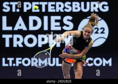 Aliaksandra Sasnovich aus Weißrussland serviert den Ball an Jaqueline Cristian aus Rumänien während der Frauen-Einzel-Runde 16 des WTA 500 St. Petersburg Ladies Trophy 2022 International Tennis Tournament am 10. Februar 2022 in der Sibur Arena in Sankt Petersburg, Russland. (Foto von Mike Kireev/NurPhoto) Stockfoto