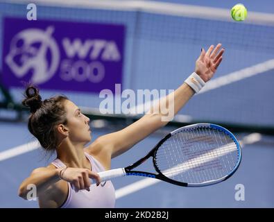 Jaqueline Cristian aus Rumänien serviert Aliaksandra Sasnovich aus Weißrussland den Ball während der Frauen-Einzel-Runde 16 des WTA 500 St. Petersburg Ladies Trophy 2022 International Tennis Tournament am 10. Februar 2022 in der Sibur Arena in Sankt Petersburg, Russland. (Foto von Mike Kireev/NurPhoto) Stockfoto