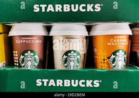 Am 9. Februar 2022 werden Starbucks Eiskaffee in einem Laden in Krakau, Polen, gesehen. (Foto von Beata Zawrzel/NurPhoto) Stockfoto