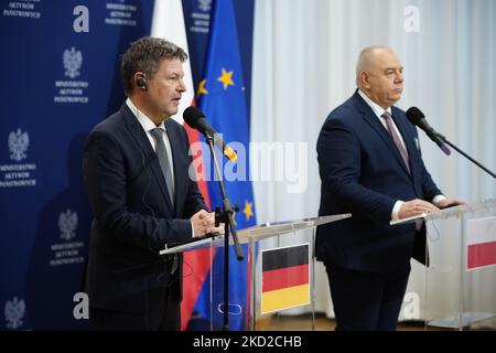 Der Vizekanzler von Deutschland, Robert Habeck, traf sich am 11. Februar 2022 mit dem stellvertretenden polnischen Ministerpräsidenten Jacek Sasin in Warschau, Polen. (Foto von Mateusz Wlodarczyk/NurPhoto) Stockfoto