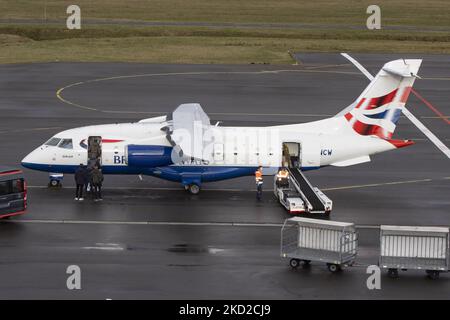 Passagierbeförderung im Regionalflugzeug. British Airways Dornier Do-328JET-300 Flugzeuge, die während der Rollen-, Start- und Flugphase vom Flughafen Eindhoven AUS nach Arvidsjaur AJR in Schweden fliegen. Das Dornier 328 Jet Edition mit Registrierung OY-NCW Passagierflugzeug ist ein Pendlerflugzeug, das auf dem Turboprop-angetriebenen Dornier 328 basiert. SUN-AIR of Scandinavia A/S,[1] in der Regel auf SUN-AIR verkürzt, ist eine dänische Regionalfluggesellschaft mit Sitz in Billund, deren Hauptbasis der Flughafen Billund ist. Das Unternehmen betreibt Liniendienste als Franchise-Unternehmen von British Airways unter Verwendung ihres Namens und Unternehmens Stockfoto