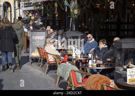 Das tägliche Leben in Valkenburg aan de Geul oder Valkenberg mit Menschen, die die Sonne auf den Terrassen der Cafés und Restaurants genießen, während die Geschäfte nach der Wintersperre wieder geöffnet werden, um die Coronavirus-Pandemie Covid-19 zu bekämpfen. Valkenburg ist eine historische niederländische Stadt in der Provinz Limburg mit dem Fluss Geul mit den berühmten Cafés, Bars, Tavernen und Restaurants, ein Reise- und Tourismusziel. Die Stadt war von den Überschwemmungen im Sommer 2021 nach dem extremen Wetter, starken Niederschlägen und hohen Wasserständen, die Evakuierungen zur Folge hatten, betroffen. Valkenburg, Niederlande am 5. Februar 2022 (Foto: Nicolas Economou Stockfoto