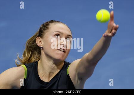 Aliaksandra Sasnovich aus Weißrussland serviert den Ball an Jelena Ostapenko aus Lettland während des Viertelfinalmatches der Frauen beim WTA 500 St. Petersburg Ladies Trophy 2022 International Tennis Tournament am 11. Februar 2022 in der Sibur Arena in Sankt Petersburg, Russland. (Foto von Mike Kireev/NurPhoto) Stockfoto