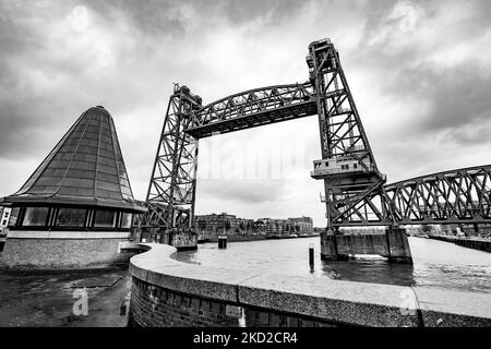 Die ikonische historische De Hef - Koningshavenbrug Brücke in der niederländischen Hafenstadt Rotterdam kann für Jeff Bezos Superyacht abgebaut werden, um unterzugehen, da der Mast des Segelbootes die Höhe der Brücke überschreitet. Die zwei-Turm-Brücke mit Pendellift ist eine alte Stahleisenbahn-Brücke, die die Insel Noordereiland in der Maas im südlichen Teil von Rotterdam verbindet. Die Brücke wurde 1877 erbaut und erlitt während der deutschen Bombenangriffe 1940 Schäden. Seit 2017 versprach die Gemeinde nach den Renovierungsarbeiten, dass die Brücke nie wieder abgebaut werden würde. Die Superyacht für den Multibi Stockfoto