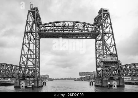 Schwarz-Weiß s/W-Bild der ikonischen historischen De Hef - Koningshavenbrug Brücke in der niederländischen Hafenstadt Rotterdam kann für Jeff Bezos Superyacht abgebaut werden, um unter zu fahren, da der Mast des Segelbootes die Höhe der Brücke überschreitet. Die zwei-Turm-Brücke mit Pendellift ist eine alte Stahleisenbahn-Brücke, die die Insel Noordereiland in der Maas im südlichen Teil von Rotterdam verbindet. Die Brücke wurde 1877 erbaut und erlitt während der deutschen Bombenangriffe 1940 Schäden. Seit 2017 versprach die Gemeinde nach den Renovierungsarbeiten, dass die Brücke nie wieder abgebaut werden würde. T Stockfoto