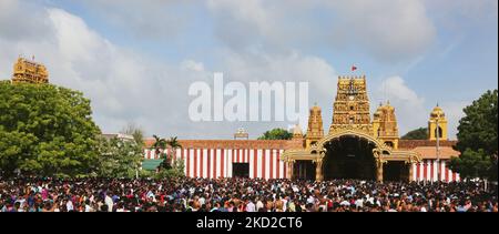 Große Menschenmenge als tamilische Hindu-Anhänger nehmen am Ther Festival (Chariot Festival) im Nallur Kandaswamy Kovil (Nallur Tempel) in Jaffna, Sri Lanka, am 21. August 2017 Teil. Hunderttausende tamilische Hindu-Anhänger aus der ganzen Welt nahmen an diesem Fest Teil. (Foto von Creative Touch Imaging Ltd./NurPhoto) Stockfoto