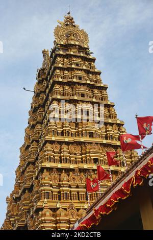 Der prächtige goldene Kobram-Turm des Nallur Kandaswamy Kovil (Nallur Hindu Tempel) in Jaffna, Sri Lanka, am 21. August 2017. (Foto von Creative Touch Imaging Ltd./NurPhoto) Stockfoto