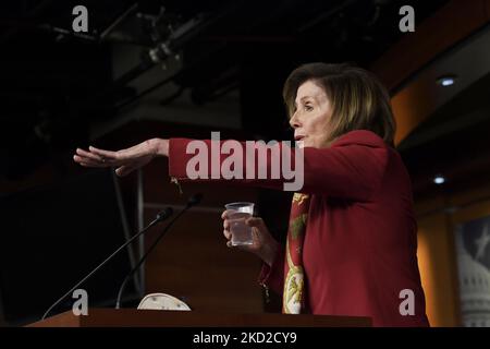 Die Sprecherin des Hauses, Nancy Pelosi (D-CA), spricht während ihrer wöchentlichen Pressekonferenz heute am 09. Februar 2022 im HVC/Capitol Hill in Washington DC, USA, über das amerikanische Wirtschaftswachstum und die Randalierer vom 6.. Januar. (Foto von Lenin Nolly/NurPhoto) Stockfoto