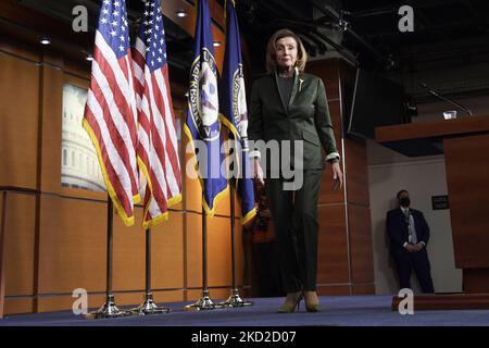 Die Sprecherin DES US-Repräsentantenhauses, Nancy Pelosi, spricht während ihrer wöchentlichen Pressekonferenz heute am 03. Februar 2022 im HVC/Capitol Hill in Washington DC, USA, über die Ukraine-Krise. (Foto von Lenin Nolly/NurPhoto) Stockfoto