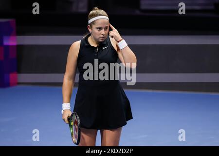 Jelena Ostapenko aus Lettland ist beim Viertelfinalspiel der Frauen beim WTA 500 St. Petersburg Ladies Trophy 2022 International Tennis Tournament gegen Aliaksandra Sasnovich aus Weißrussland am 11. Februar 2022 in der Sibur Arena in Sankt Petersburg, Russland, mit Gesten vertreten. (Foto von Mike Kireev/NurPhoto) Stockfoto