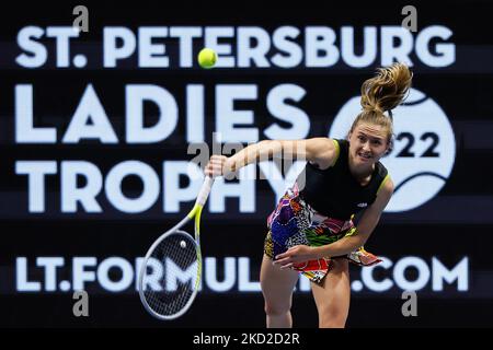 Aliaksandra Sasnovich aus Weißrussland serviert den Ball an Jelena Ostapenko aus Lettland während des Viertelfinalmatches der Frauen beim WTA 500 St. Petersburg Ladies Trophy 2022 International Tennis Tournament am 11. Februar 2022 in der Sibur Arena in Sankt Petersburg, Russland. (Foto von Mike Kireev/NurPhoto) Stockfoto