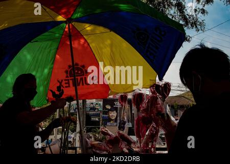 Am 12. Februar 2022 arrangieren Händler Blumen und herzförmige Ballons an einem Stand entlang einer Straße in Quezon City, Metro Manila, Philippinen. (Foto von George Calvelo/NurPhoto) Stockfoto