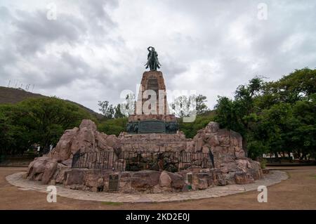 Das Guemes-Denkmal vor einem blau bewölkten Himmel, am Fuße des San Bernardo-Hügels, Salta, Argentinien Stockfoto