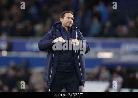 Frank Lampard, Everton-Manager, applaudiert der Menge nach dem Premier League-Spiel zwischen Everton und Leeds United im Goodison Park, Liverpool, am Samstag, dem 12.. Februar 2022. (Foto von Pat Scaasi/MI News/NurPhoto) Stockfoto