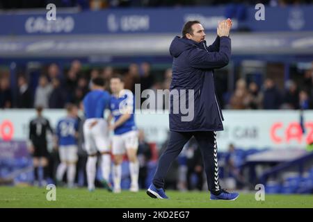 Frank Lampard, Everton-Manager, applaudiert der Menge nach dem Premier League-Spiel zwischen Everton und Leeds United im Goodison Park, Liverpool, am Samstag, dem 12.. Februar 2022. (Foto von Pat Scaasi/MI News/NurPhoto) Stockfoto