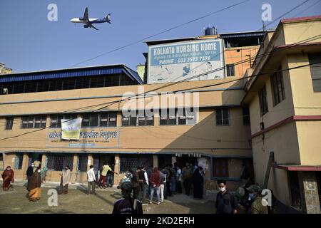 Ein Flugzeug kann gesehen werden, wie es über einem Wahllokal einer West Bengalen Kommunalwahl 2022 in Kalkutta, Indien, am 12. Februar 2022 fliegt. (Foto von Indranil Aditya/NurPhoto) Stockfoto