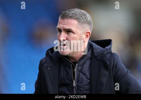 Ryan Lowe, Manager von Preston North End vor dem Start beim Sky Bet Championship-Spiel zwischen Peterborough United und Preston North End am Samstag, 12.. Februar 2022, im Weston Homes Stadium, Peterborough. (Foto von James Holyoak/MI News/NurPhoto) Stockfoto