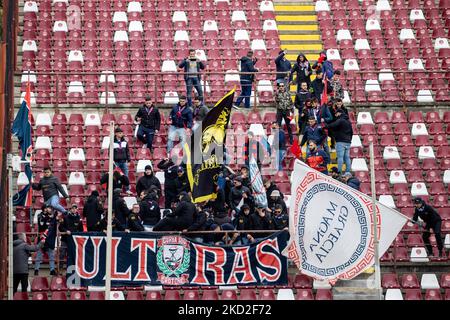 Fans von Crotone beim Spiel Reggina 1914 gegen FC Crotone in der italienischen Fußballserie B am 12. Februar 2022 im Stadio Oreste Granillo in Reggio Calabria, Italien (Foto: Valentina Giannettoni/LiveMedia/NurPhoto) Stockfoto