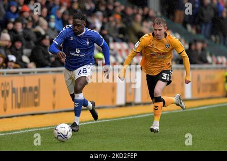 Christopher Missilou von Oldham Athletic tuselt mit Ollie Cooper aus Newport County während des Sky Bet League 2-Spiels zwischen Newport County und Oldham Athletic bei der Rodney Parade, Newport, am Samstag, den 12.. Februar 2022. (Foto von Eddie Garvey/MI News/NurPhoto) Stockfoto