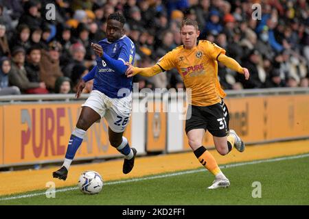 Christopher Missilou von Oldham Athletic tuselt mit Ollie Cooper aus Newport County während des Sky Bet League 2-Spiels zwischen Newport County und Oldham Athletic bei der Rodney Parade, Newport, am Samstag, den 12.. Februar 2022. (Foto von Eddie Garvey/MI News/NurPhoto) Stockfoto