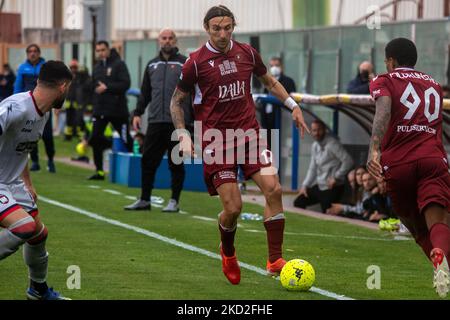 Di Chiara Gianluca Reggina trägt den Ball beim italienischen Fußballspiel der Serie B Reggina 1914 gegen FC Crotone am 12. Februar 2022 im Stadio Oreste Granillo in Reggio Calabria, Italien (Foto: Valentina Giannettoni/LiveMedia/NurPhoto) Stockfoto