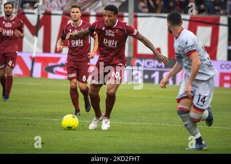 Michael Folorunsho Reggina trägt den Ball beim italienischen Fußballspiel der Serie B Reggina 1914 gegen FC Crotone am 12. Februar 2022 im Stadio Oreste Granillo in Reggio Calabria, Italien (Foto: Valentina Giannettoni/LiveMedia/NurPhoto) Stockfoto