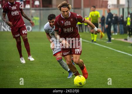 Di Chiara Gianluca Reggina trägt den Ball beim italienischen Fußballspiel der Serie B Reggina 1914 gegen FC Crotone am 12. Februar 2022 im Stadio Oreste Granillo in Reggio Calabria, Italien (Foto: Valentina Giannettoni/LiveMedia/NurPhoto) Stockfoto