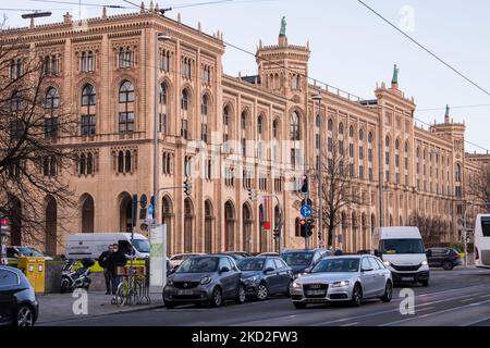 München, Deutschland - Dezember 20,2021: Blick auf die Bauarchitektur der Bezirksregierung von Oberbayern. Stockfoto