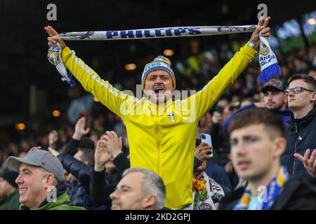 Leeds United-Fans singen vor dem Premier League-Spiel Leeds United gegen Bournemouth in der Elland Road, Leeds, Großbritannien. 5.. November 2022. (Foto von Gareth Evans/News Images) in Leeds, Großbritannien am 11/5/2022. (Foto von Gareth Evans/News Images/Sipa USA) Quelle: SIPA USA/Alamy Live News Stockfoto