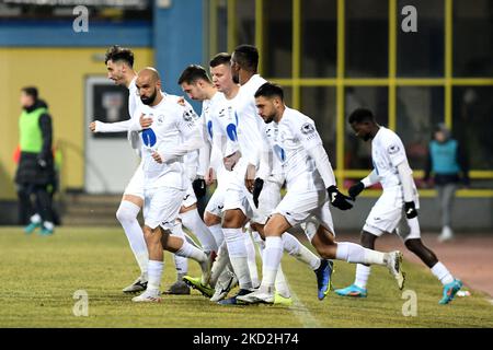 Spieler von Gaz Metan Medias treten in der zweiten Halbzeit gegen CFR Cluj, Rumänische Liga 1, Medias, Rumänien, 12. Februar 2022 auf dem Platz ein (Foto: Flaviu Buboi/NurPhoto) Stockfoto