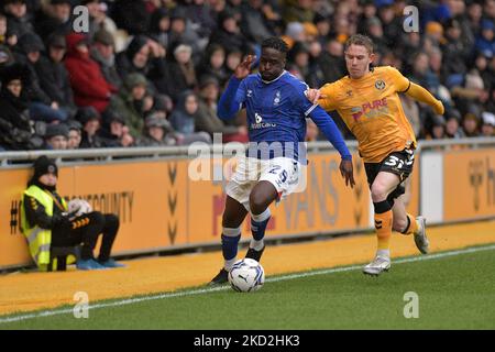 Christopher Missilou von Oldham Athletic tuselt mit Ollie Cooper aus Newport County während des Sky Bet League 2-Spiels zwischen Newport County und Oldham Athletic bei der Rodney Parade, Newport, am Samstag, den 12.. Februar 2022. (Foto von Eddie Garvey/MI News/NurPhoto) Stockfoto