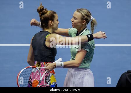 Maria Sakkari (L) aus Griechenland gratuliert Anet Kontaveit aus Estland nach dem finalen Match der Frauen beim WTA 500 St. Petersburg Ladies Trophy 2022 International Tennis Tournament am 13. Februar 2022 in der Sibur Arena in Sankt Petersburg, Russland. (Foto von Mike Kireev/NurPhoto) Stockfoto