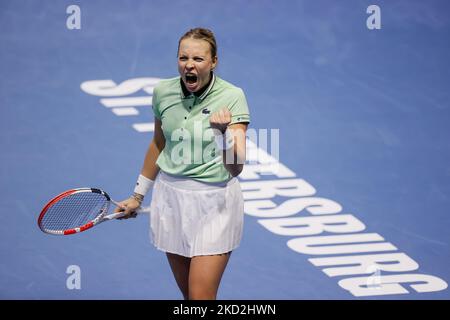 Anet Kontaveit aus Estland feiert am 13. Februar 2022 in der Sibur Arena in Sankt Petersburg, Russland, während des Finalmatches der Frauen beim WTA 500 St. Petersburg Ladies Trophy 2022 International Tennis Tournament gegen Maria Sakkari aus Griechenland. (Foto von Mike Kireev/NurPhoto) Stockfoto