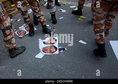 Plakate von Himanta Biswa Sarma, Assams Chief Minister, liegen auf der Straße, während paramilitärische Soldaten während eines Protestes des indischen Jugendkongresses (IYC) gegen seine Äußerungen über den Parteivorsitzenden des Kongresses Rahul Gandhi am 13. Februar 2022 in Neu-Delhi, Indien, Wache halten. (Foto von Mayank Makhija/NurPhoto) Stockfoto