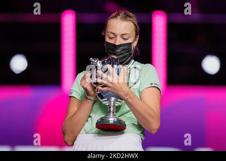 Anet Kontaveit aus Estland mit der Trophäe während der Siegerehrung nach dem Frauen-Einzel-Finale des WTA 500 St. Petersburg Ladies Trophy 2022 International Tennis Tournament am 13. Februar 2022 in der Sibur Arena in Sankt Petersburg, Russland. (Foto von Mike Kireev/NurPhoto) Stockfoto