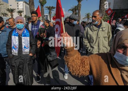 Eine Unterstützerin der islamistisch inspirierten Partei Ennahda mit Ennahda-Schal nimmt an einer Demonstration Teil, die auf Initiative der Kampagne „Bürger gegen den Putsch – die Demokratische Initiative“ am 13. Februar 2022 in der Mohamed 5 Avenue in der Hauptstadt Tunis, Tunesien, stattfand, um die Unabhängigkeit der Justiz zu fordern. Die Demonstranten forderten auch die Freilassung des Vizepräsidenten der Ennahda-Partei Noureddine Bhiri, der seit mehr als sechs Wochen unter Hausarrest gestellt wird. Die Demonstranten protestierten auch gegen einen Putsch, der sie auf die Machtergreifung des Präsidenten Kais Saied und den Staatsstreich hinwies Stockfoto